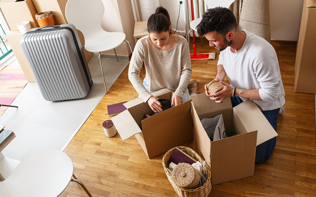 Jeune couple emballant des boxes