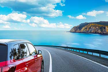 Vue de la plage depuis une voiture roulant sur l'autoroute